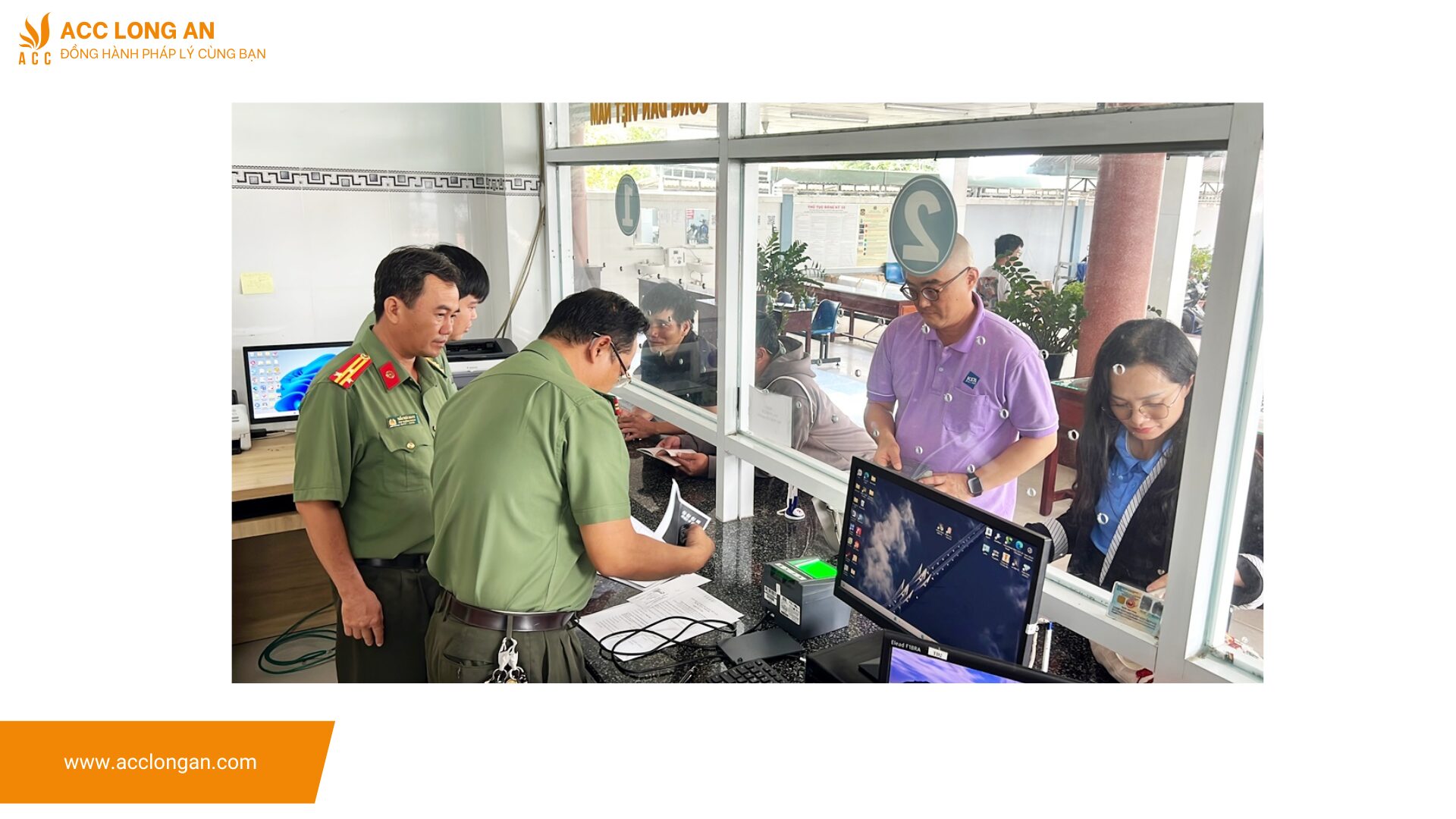 Cán bộ Phòng Quản lý xuất nhập cảnh, Công an tỉnh Tây Ninh hướng dẫn người nước ngoài thủ tục đăng ký định danh diện tử.